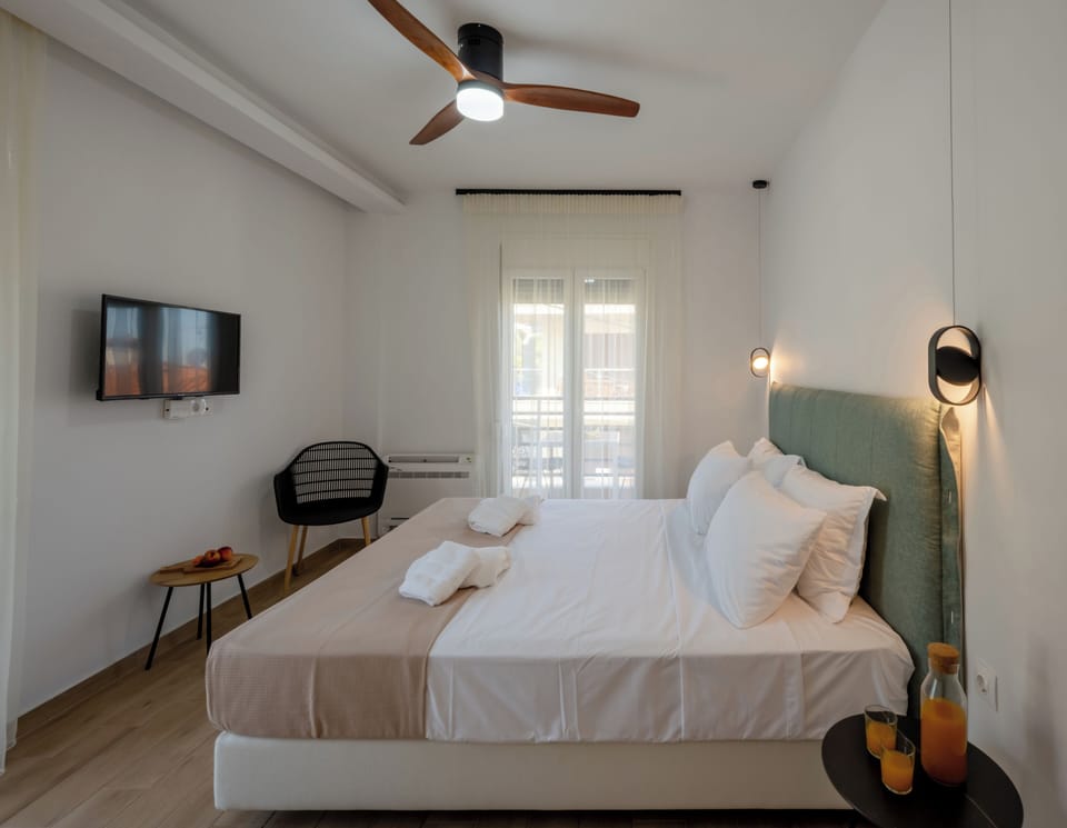 Deluxe Double Room Side Sea View | Premium bedding, individually decorated, blackout drapes, soundproofing