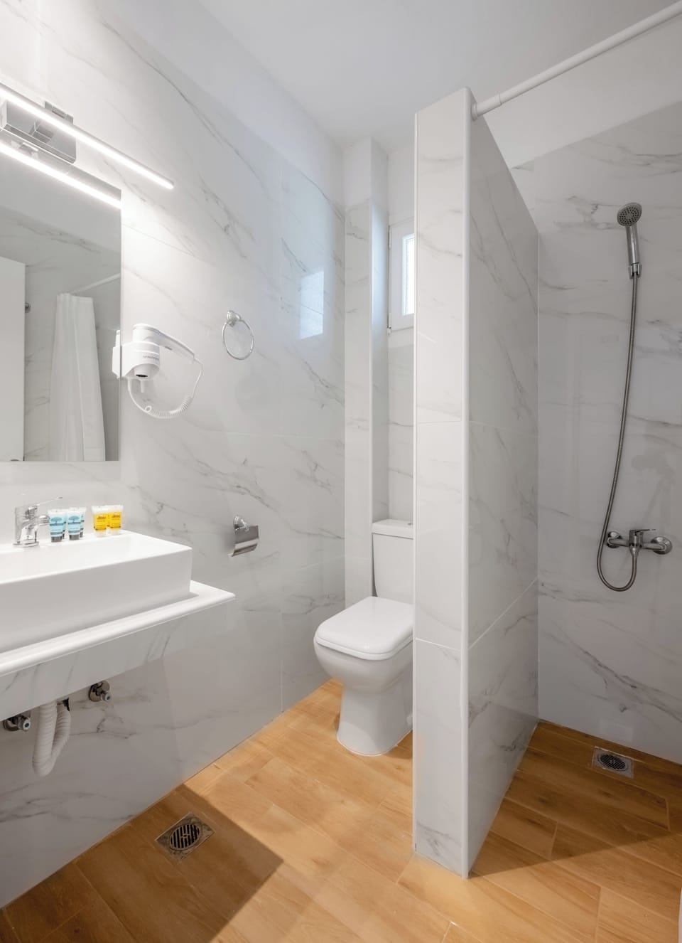 Deluxe Double Room Side Sea View | Bathroom | Shower, hair dryer, towels, soap