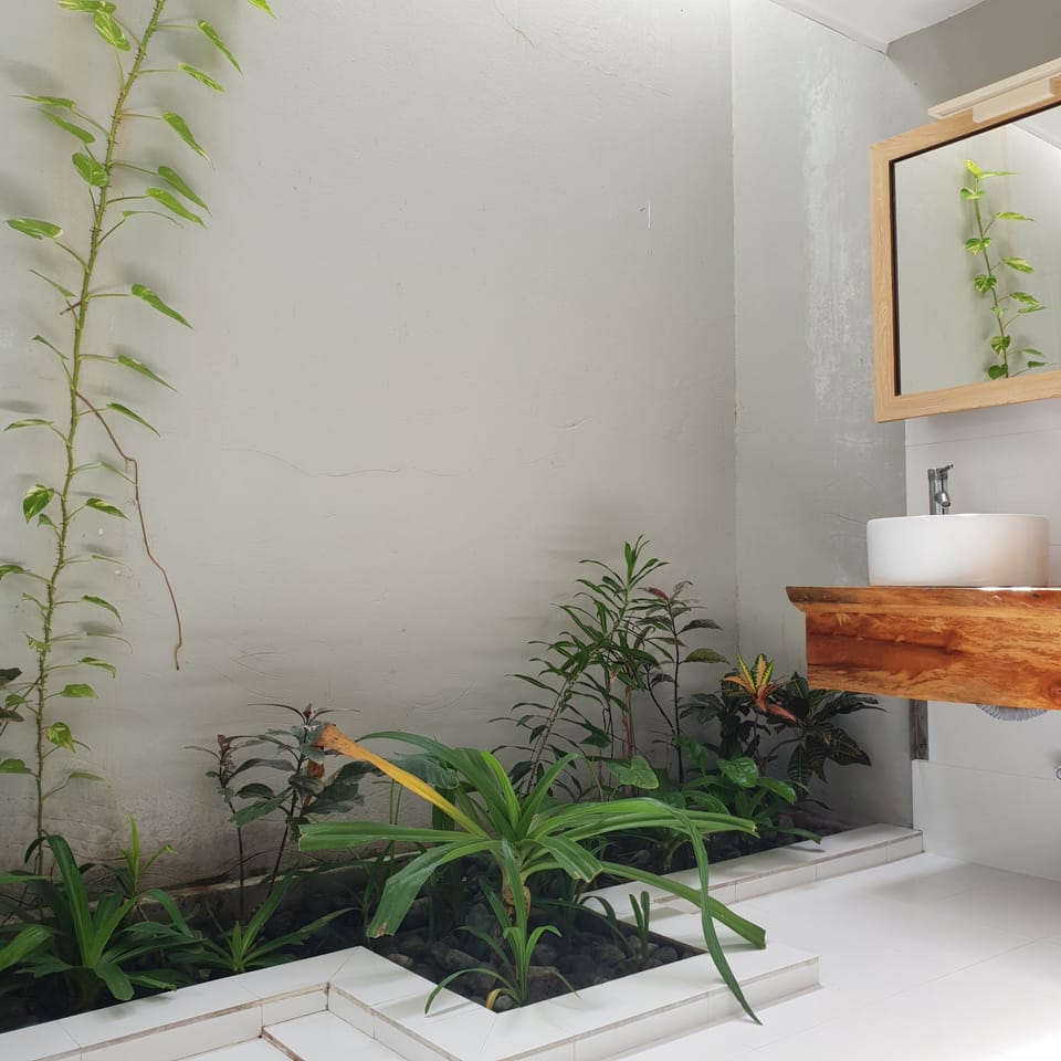Deluxe Room, Sea View | Bathroom | Shower, rainfall showerhead, free toiletries, hair dryer