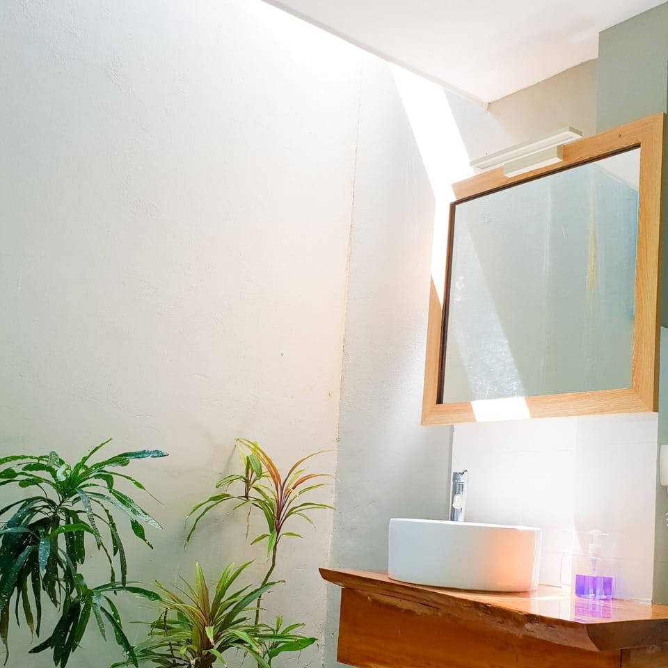 Deluxe Room, Sea View | Bathroom sink