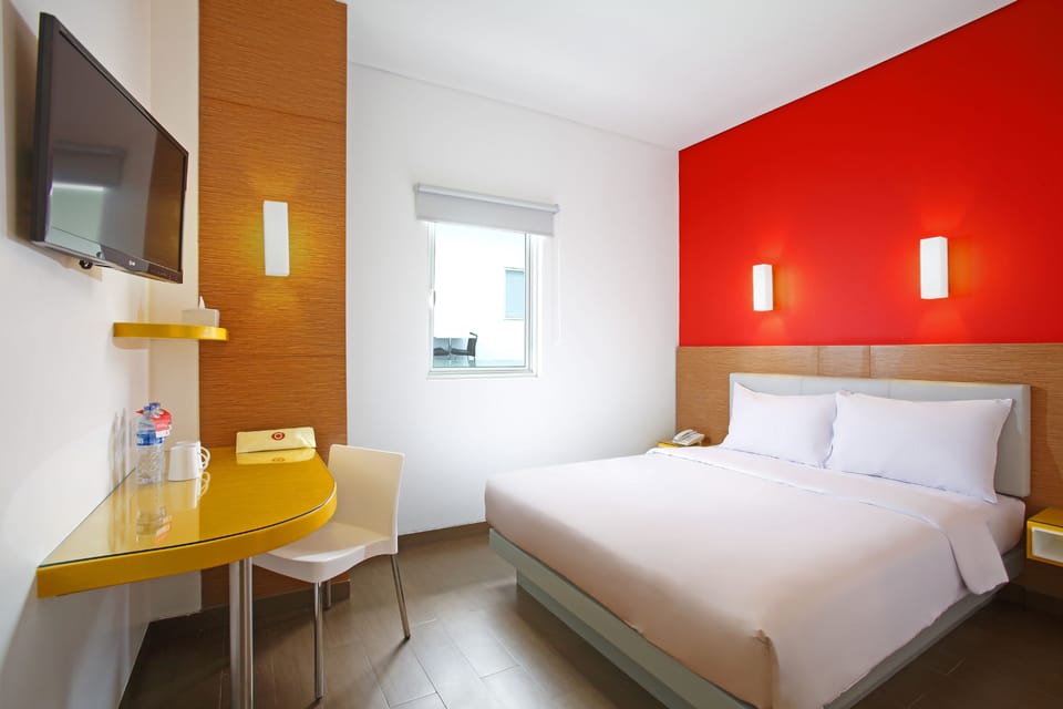 Smart Room Queen | In-room safe, desk, laptop workspace, blackout drapes