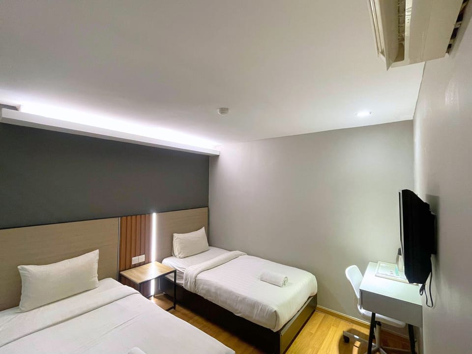 Superior Twin Room | Desk, iron/ironing board (on request), WiFi (free), bed sheets