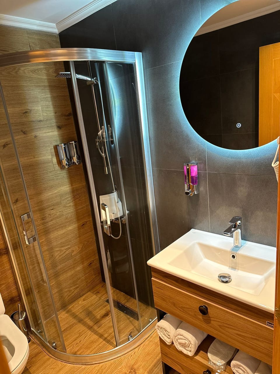 Comfort Single Room | Bathroom | Shower, hydromassage showerhead, hair dryer, towels