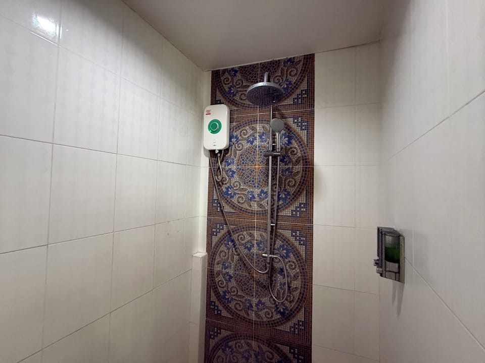 Family Room | Bathroom | Shower, free toiletries, hair dryer, towels
