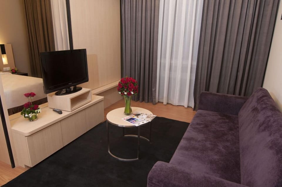 Executive Studio Suite, 1 King Bed, City View | In-room dining