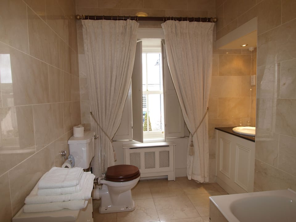 Junior Suite | Bathroom | Free toiletries, towels
