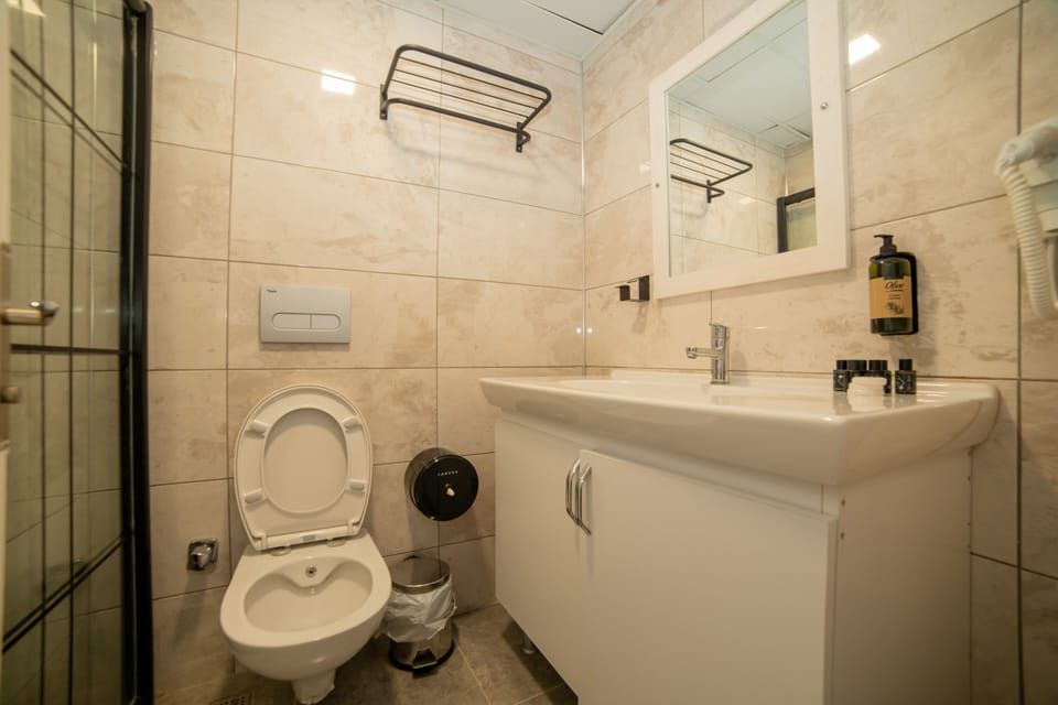 Shower, rainfall showerhead, free toiletries, hair dryer