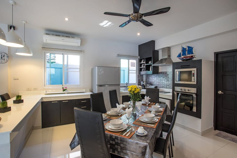 Deluxe Villa | Dining room