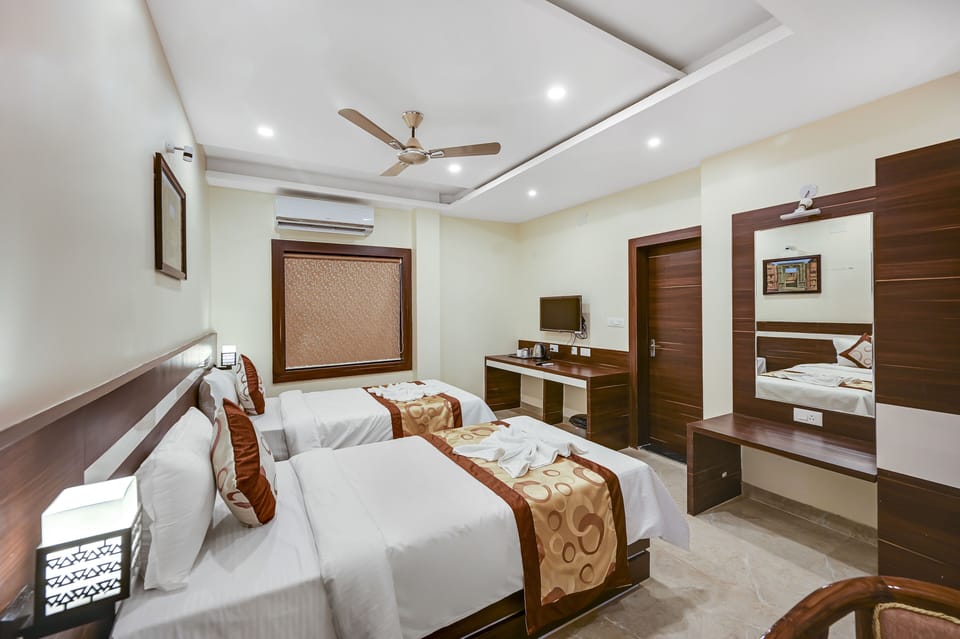 Deluxe Double Room | Desk, laptop workspace, bed sheets