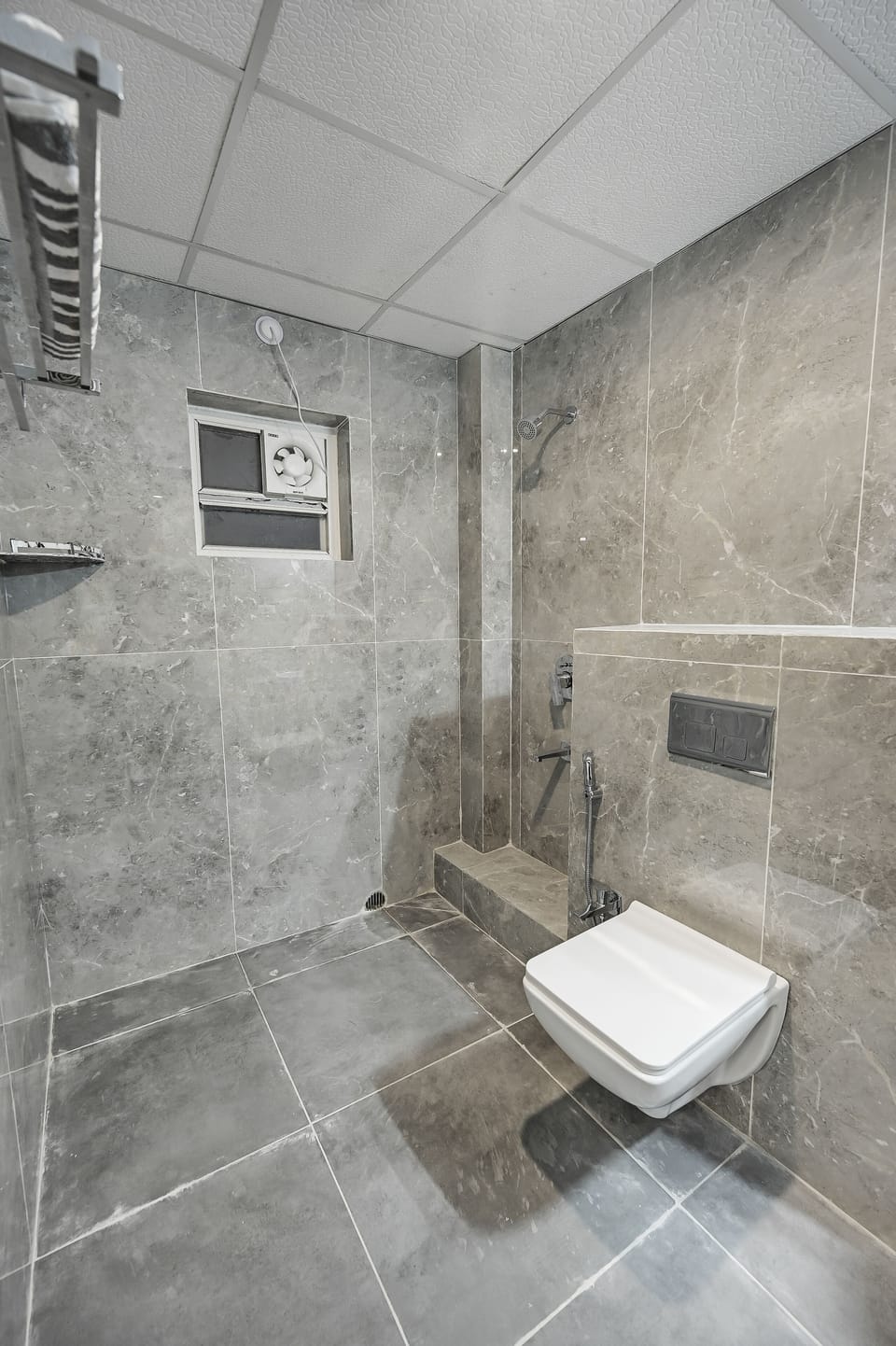 Deluxe Twin Room, 1 Bedroom | Bathroom | Shower, rainfall showerhead, towels, soap