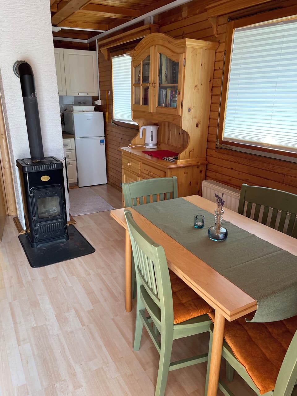 Comfort Cottage | Living area | 80-cm LCD TV with cable channels, TV, fireplace