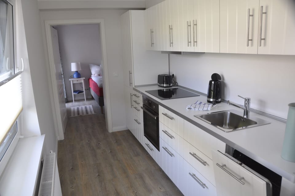 Apartment, 1 King Bed, Patio, Garden View | Private kitchen | Electric kettle