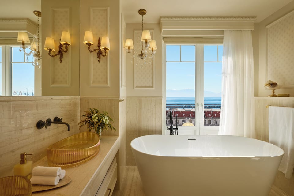 Sea View Deluxe Corner Suite with King Bed | Bathroom | Free toiletries, hair dryer, bathrobes, slippers