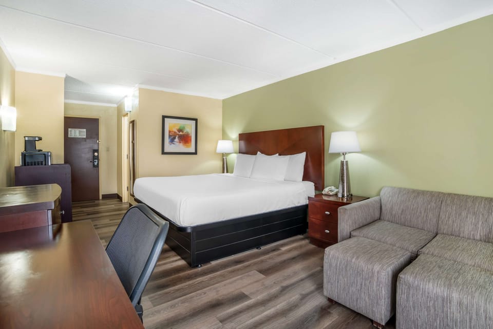 Standard Room, 1 King Bed, Non Smoking, Refrigerator & Microwave | Premium bedding, down comforters, Select Comfort beds, desk