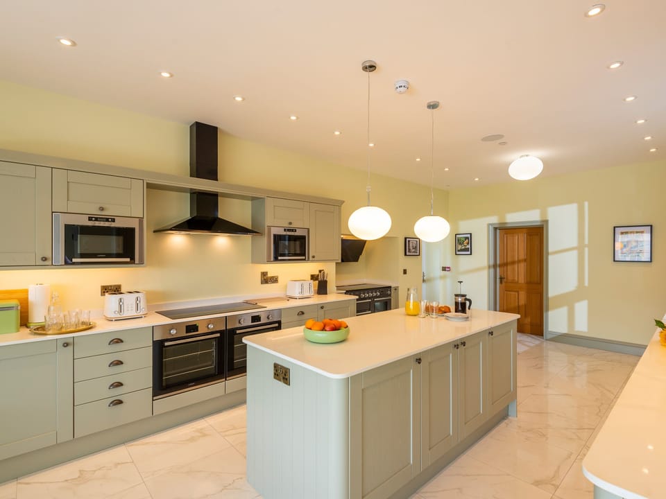 Cottage | Private kitchen | Fridge, dishwasher, cookware/dishes/utensils