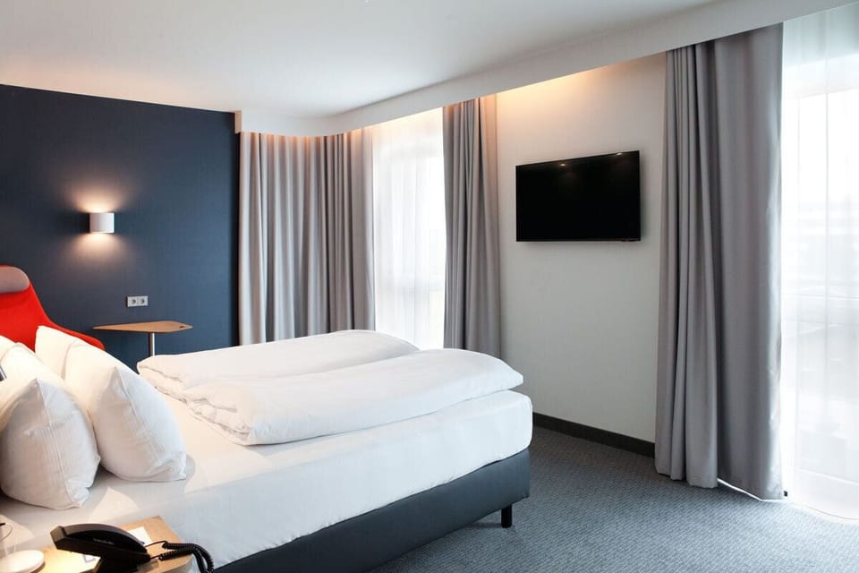 Standard Room, 1 Queen Bed | Hypo-allergenic bedding, desk, laptop workspace, soundproofing