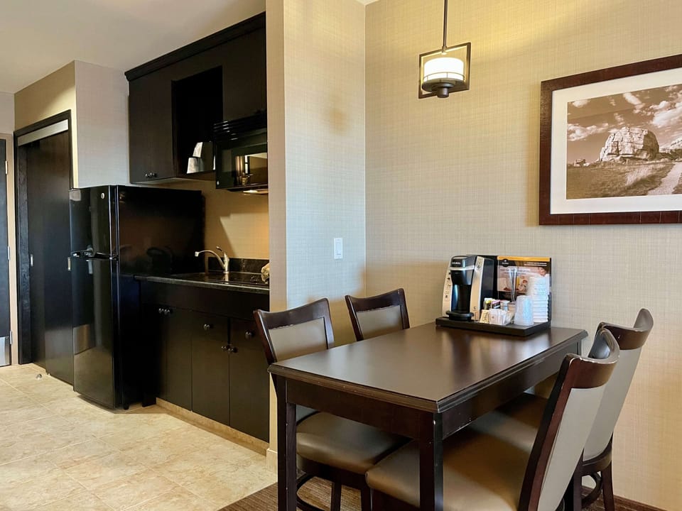 Suite, 1 King Bed, Non Smoking, Kitchenette | Private kitchen | Coffee/tea maker, microwave