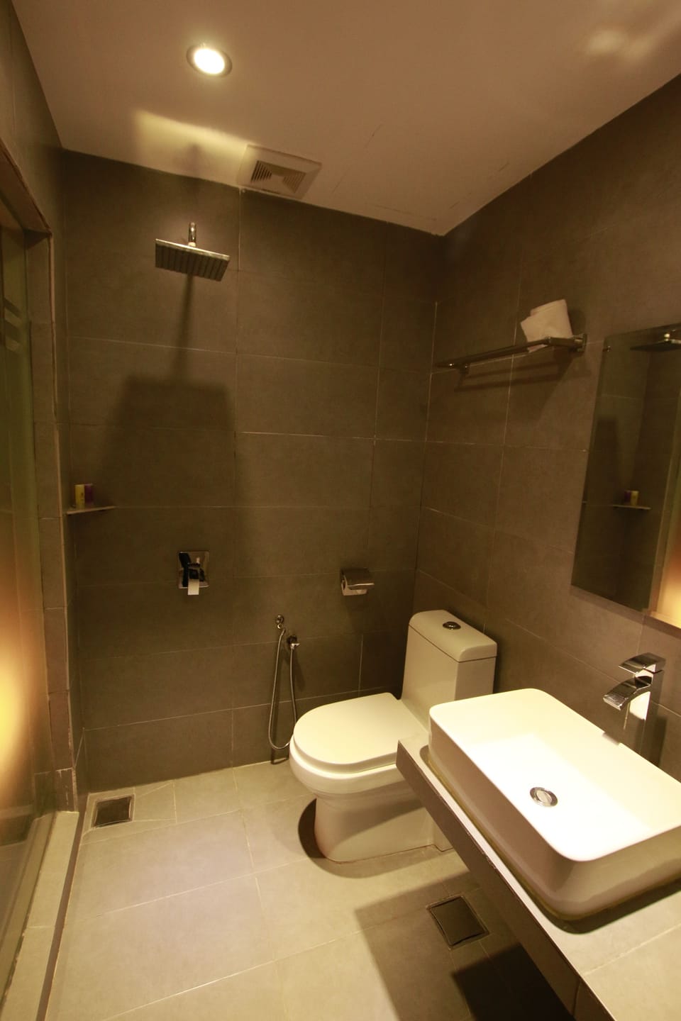 Shower, rainfall showerhead, free toiletries, hair dryer