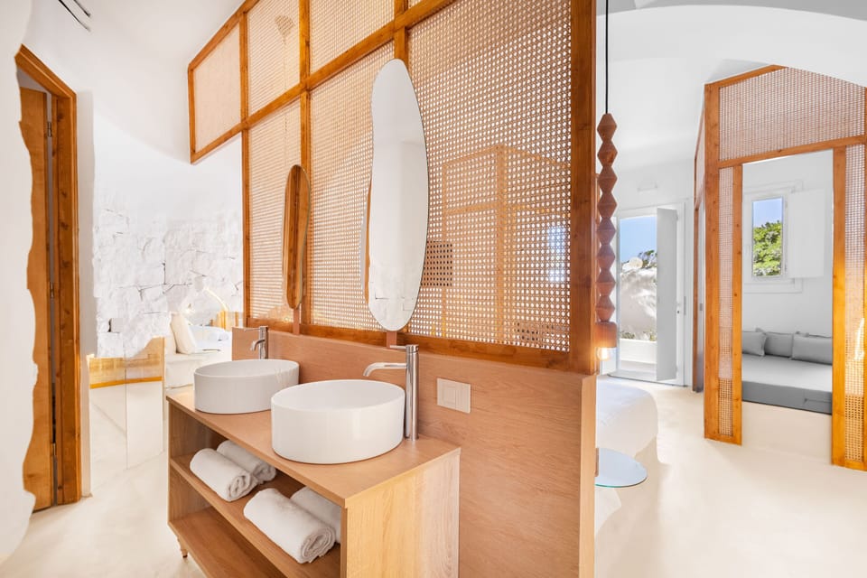 Junior Studio Suite, Multiple Beds, Non Smoking, Private Pool | Bathroom | Shower, rainfall showerhead, free toiletries, hair dryer