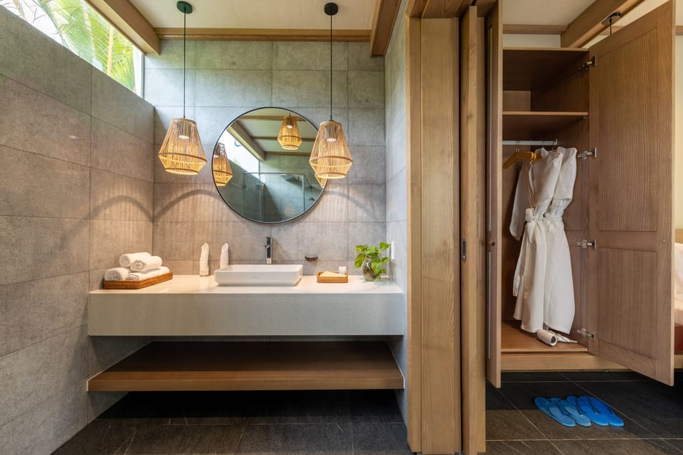 Executive Bungalow | Bathroom | Shower, free toiletries, hair dryer, bathrobes