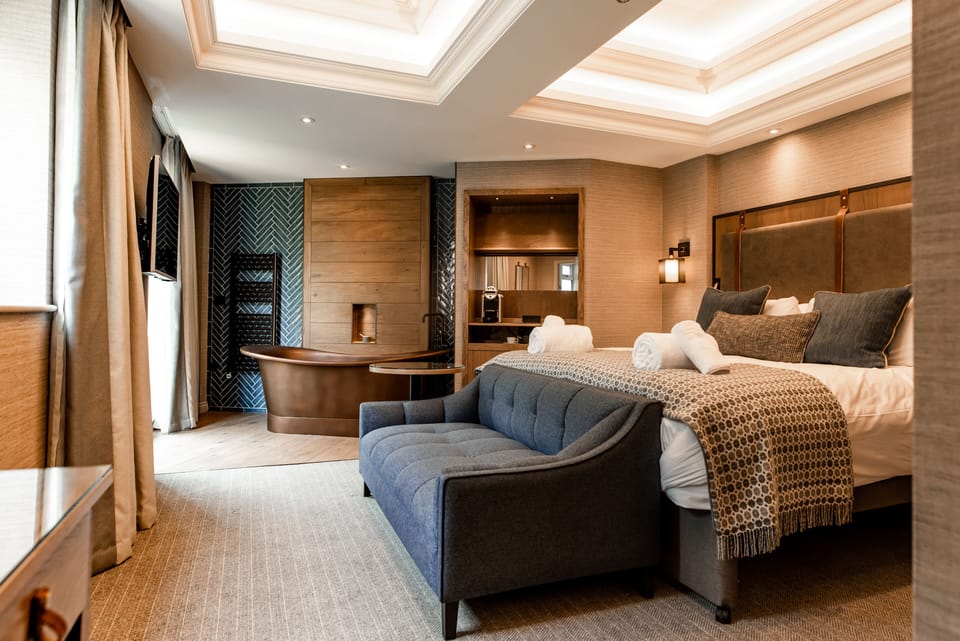 Superior Suite, Bathtub | Egyptian cotton sheets, premium bedding, pillowtop beds, in-room safe