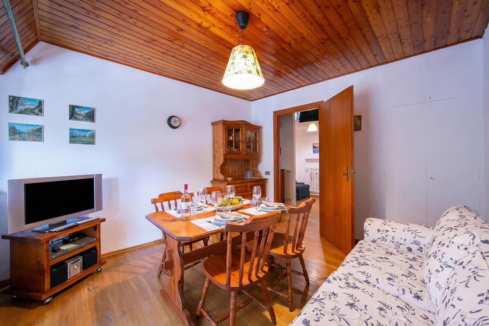 Family Apartment, Multiple Bedrooms (La Tana dello Scoiattolo (Skiing) | Living area | 21-inch TV with cable channels
