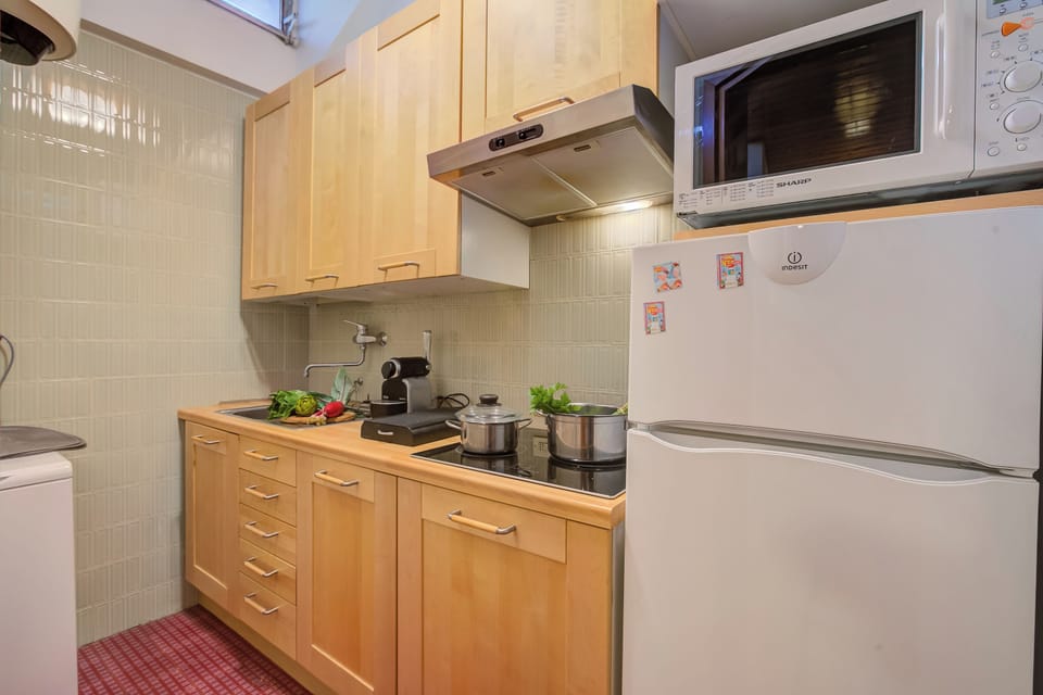 Family Apartment, 1 Bedroom, Balcony (La tana dello scoiattolo central in) | Private kitchen | Espresso maker, dining table