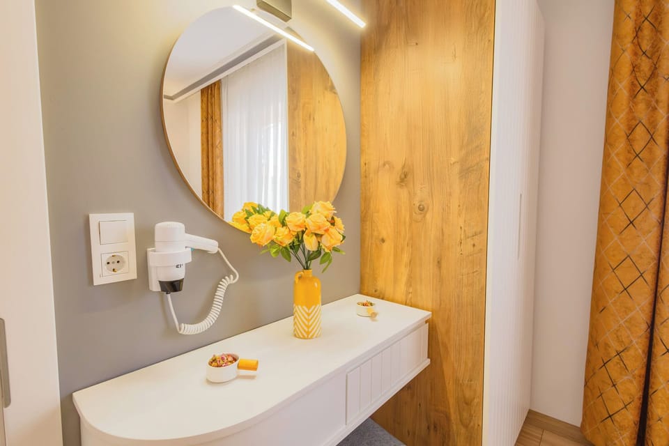 Standart Suit Room | Minibar, in-room safe, individually decorated, individually furnished