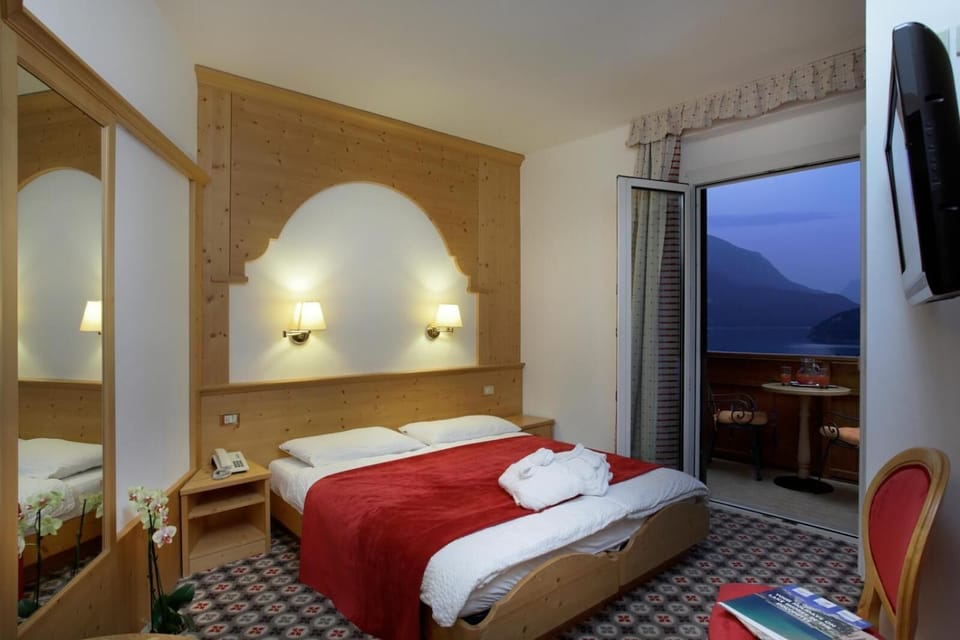 In-room safe, desk, free WiFi