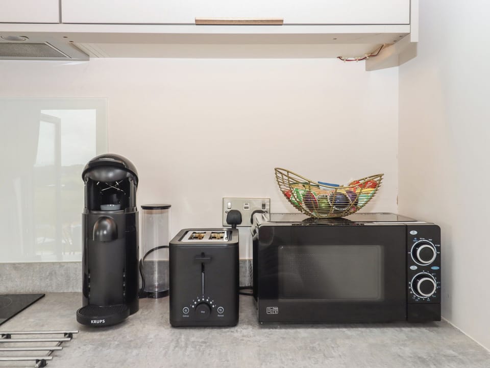 Cottage | Private kitchen | Fridge, dishwasher, electric kettle, toaster