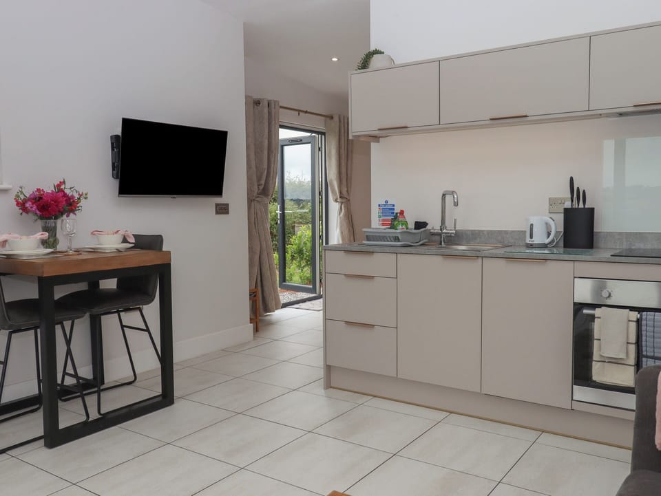 Cottage | Private kitchen | Fridge, dishwasher, electric kettle, toaster