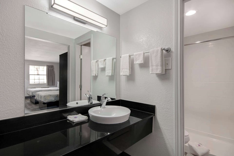 Combined shower/tub, free toiletries, hair dryer, towels