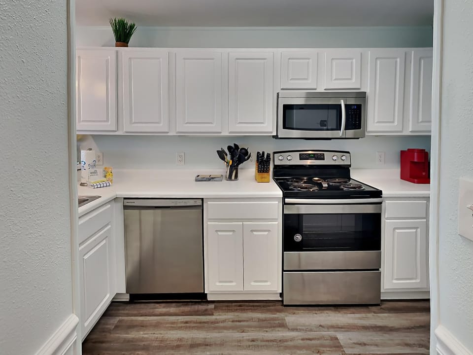 Condo, Multiple Beds, Balcony | Private kitchen | Fridge, microwave, oven, stovetop