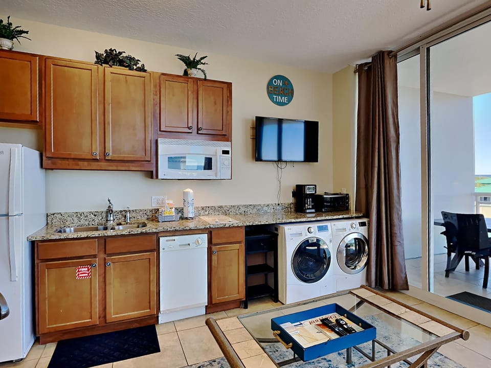 Condo, 1 Queen Bed with Sofa bed, Balcony, Ocean View | Private kitchen | Fridge, microwave, oven, stovetop