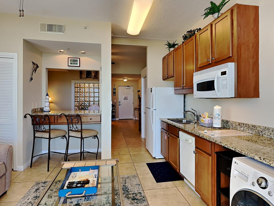 Condo, 1 Queen Bed with Sofa bed, Balcony, Ocean View | Private kitchen | Fridge, microwave, oven, stovetop
