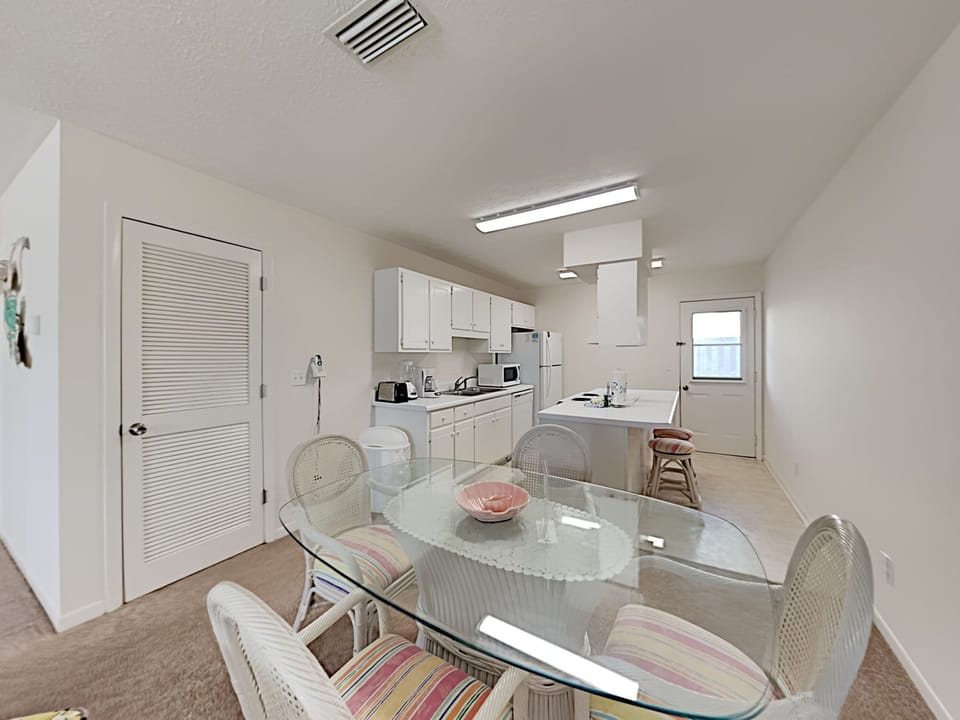 Condo, 2 Queen Beds | Dining