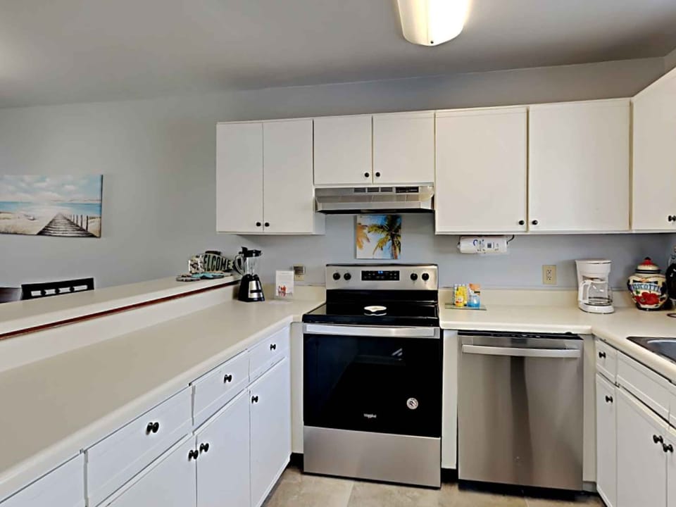 House, Multiple Beds, Balcony, Pool View | Private kitchen | Fridge, microwave, oven, stovetop