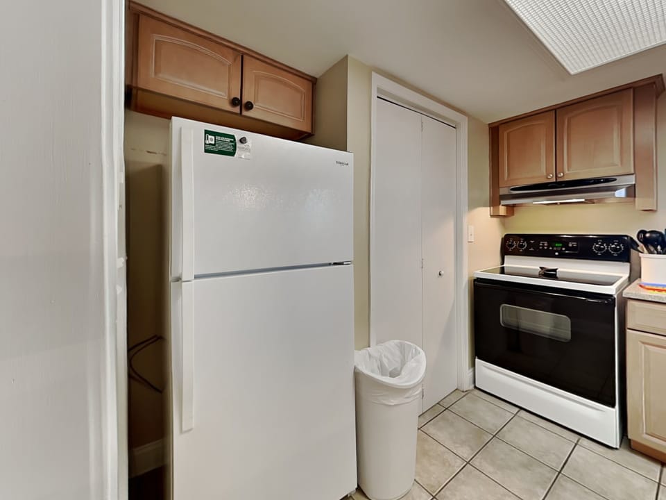 Condo, Multiple Beds, Balcony, Ocean View | Private kitchen | Fridge, microwave, oven, stovetop