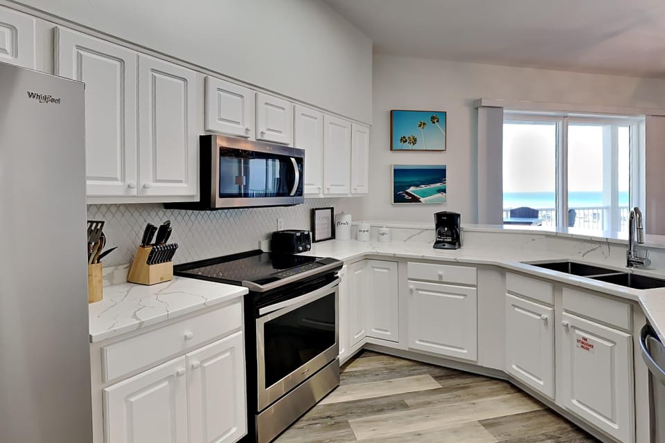 Condo, Multiple Beds, Balcony, Ocean View | Private kitchen | Fridge, microwave, oven, stovetop