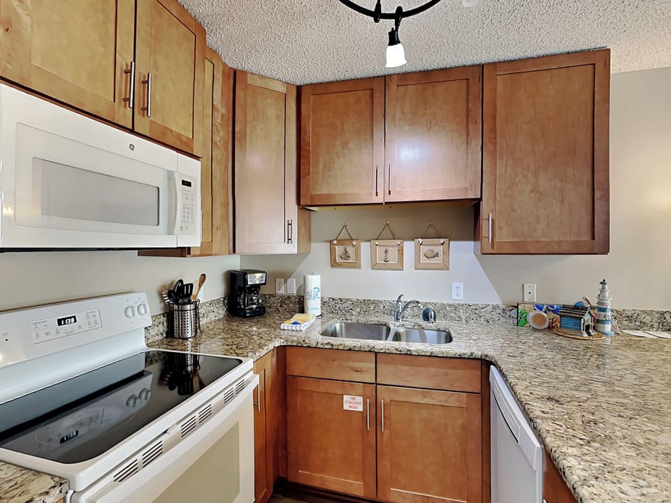 Condo, Multiple Beds, Balcony, Partial Sea View | Private kitchen | Fridge, microwave, oven, stovetop