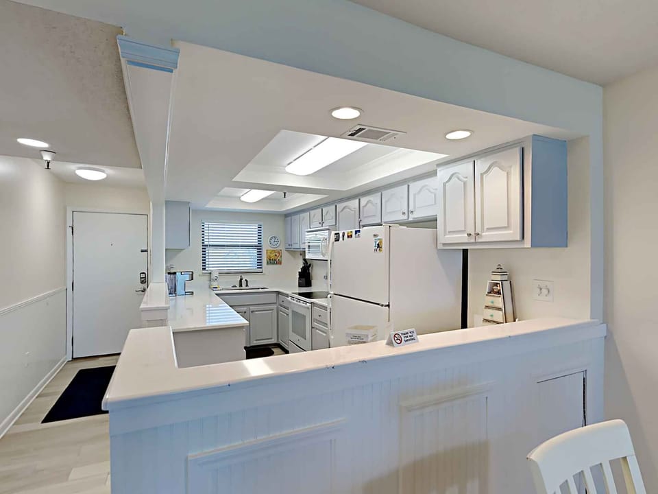Condo, Multiple Beds, Balcony, Ocean View | Private kitchen | Fridge, microwave, oven, stovetop