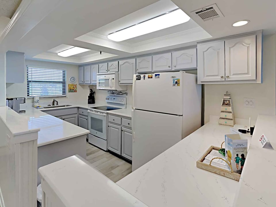 Condo, Multiple Beds, Balcony, Ocean View | Private kitchen | Fridge, microwave, oven, stovetop