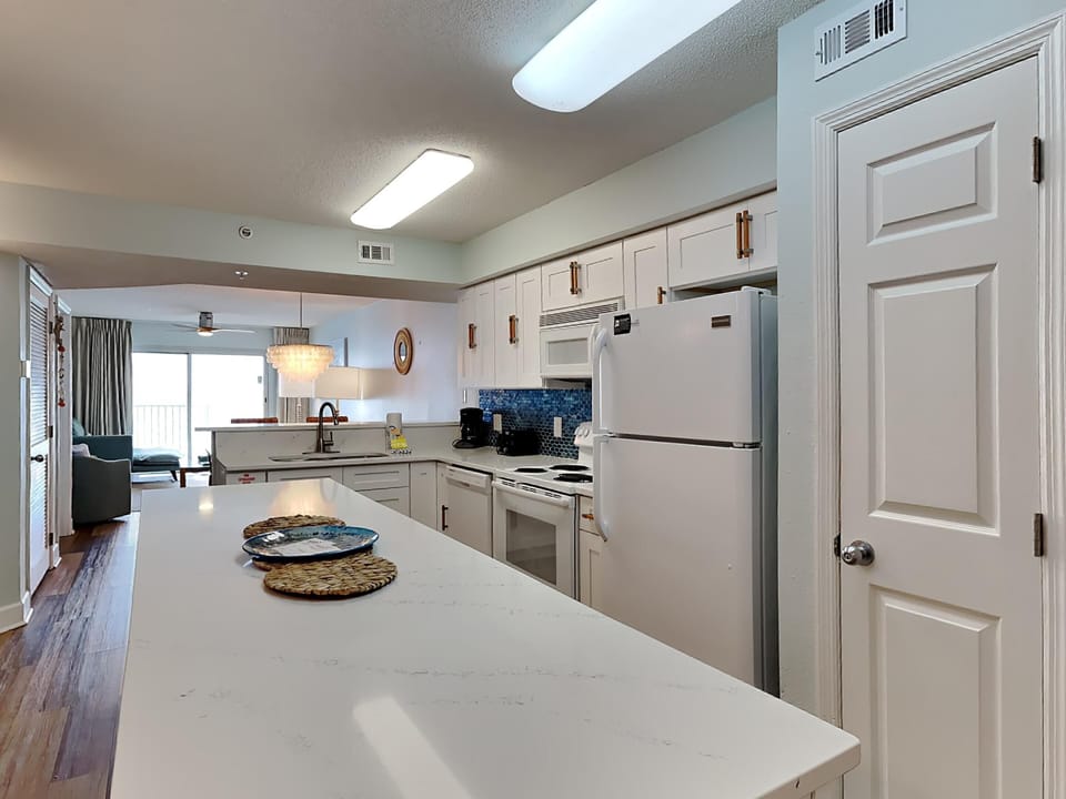 Condo, Multiple Beds, Balcony, Ocean View | Private kitchen | Fridge, microwave, oven, stovetop