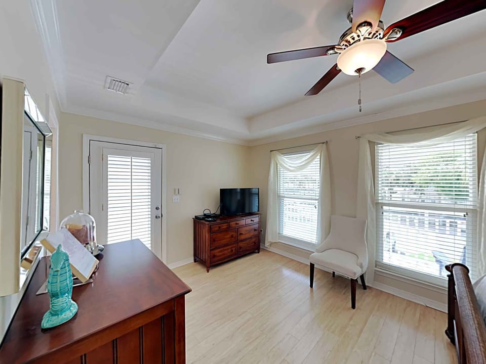 House, Multiple Beds, Kitchen, Pool View | Interior