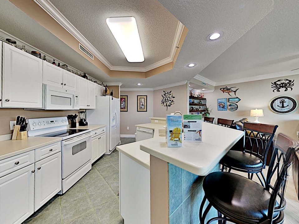 Condo, Multiple Beds, Kitchen, Pool View | Private kitchen | Fridge, microwave, oven, stovetop