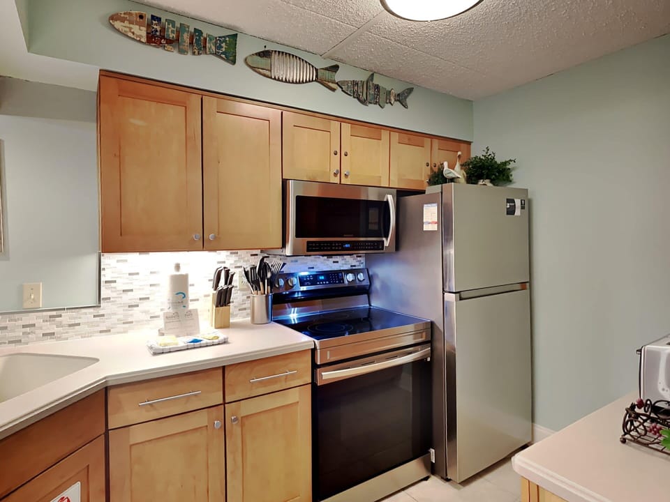Condo, Multiple Beds, Balcony, Ocean View | Private kitchen | Fridge, microwave, oven, dishwasher