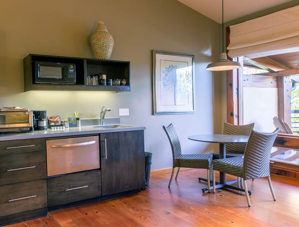 King (Riverside) | Private kitchen | Fridge, microwave, dishwasher, coffee/tea maker