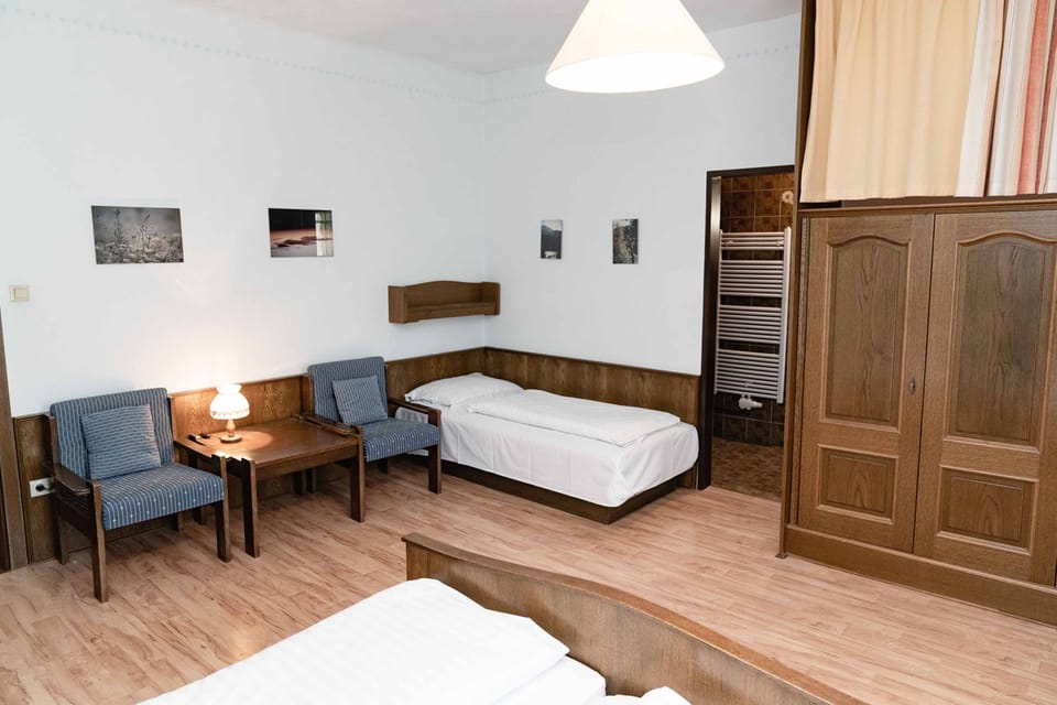 Triple Room | WiFi (free), bed sheets