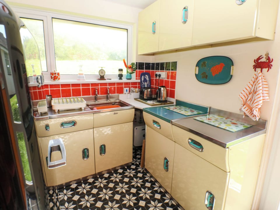 Cottage | Private kitchen | Fridge, electric kettle, toaster, cookware/dishes/utensils