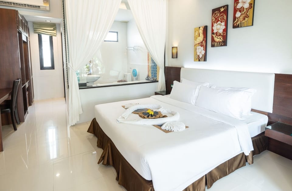 Business Room | Minibar, in-room safe, desk, free WiFi